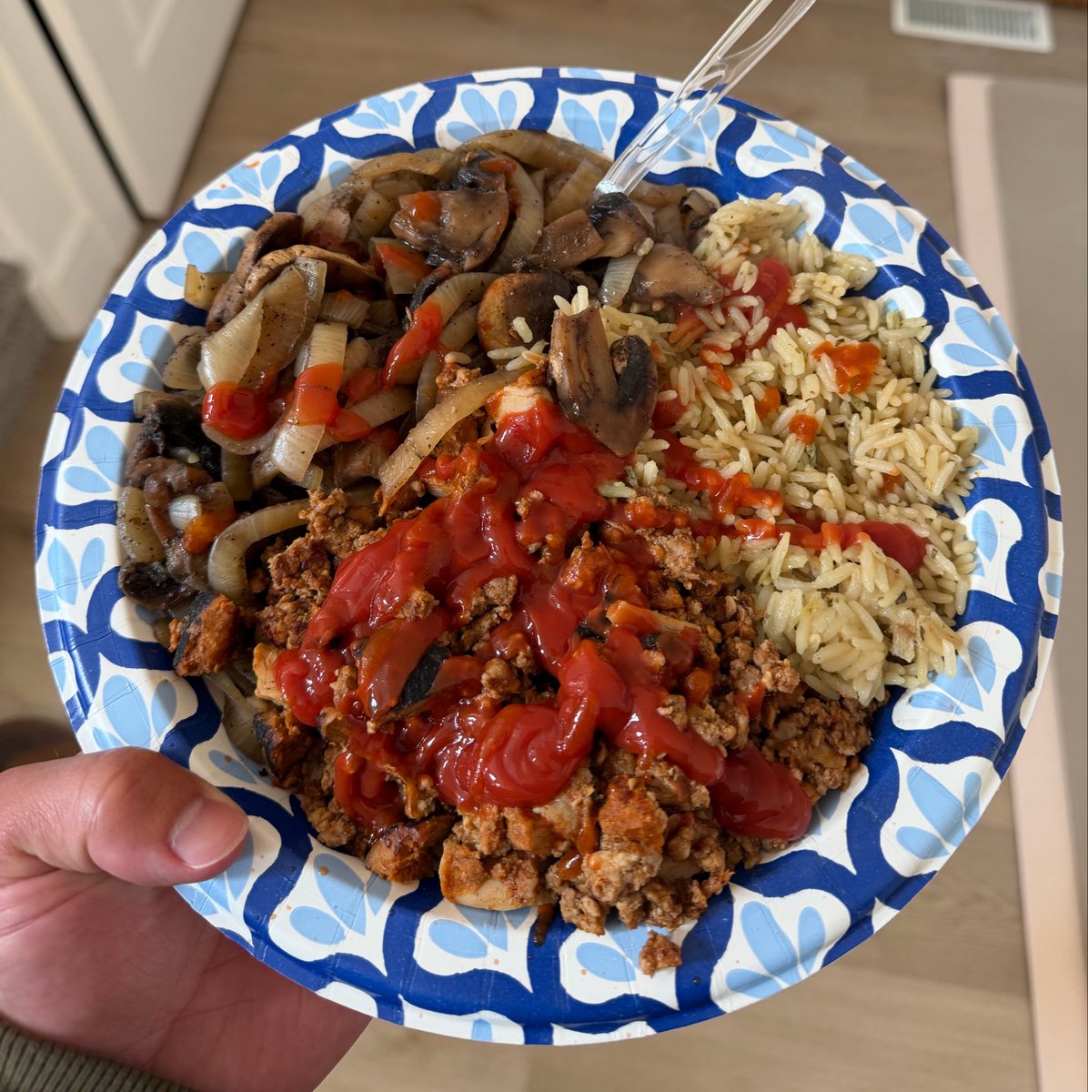 user_mm_'s tweet photo. One REAL hack that I haven't seen on here:

Paper plates + plastic utensils 

0 cleanup, just grab em, use em, toss em

The argument I hear: "but its a waste of money!"

Um...well...would rather waste your TIME? Are you POOR??? I have saved literally countless hours, days, WEEKS of time not having to do dishes

Much more valuable than the few bucks they cost at Costco...