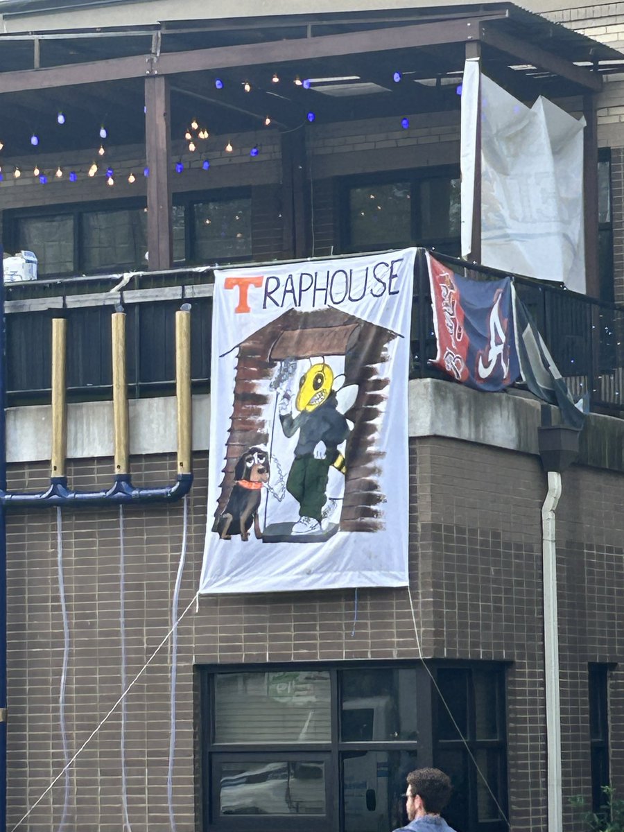 meatwagon721's tweet photo. @ATripADelta12 It was a fun week, indeed. Loved see your all’s frat signs yesterday. It was like the cherry on top for all the smack talking. https://t.co/JTJeWncuT4