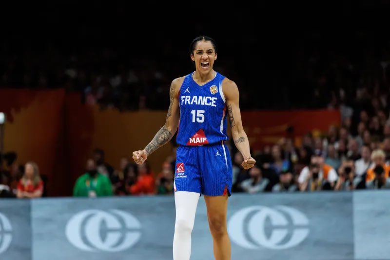 TrashTalk_fr's tweet photo. 🇫🇷 GABBY WILLIAMS AU MONDIAL 2026 : 

🔹18,4 POINTS
🔹5,2 rebonds
🔹3,4 passes
🔹2,8 steals
🔹56,9% au tir, 48,4% de loin. 

La reine, notre MVP ❤️👑 https://t.co/e4k9b0NUaE