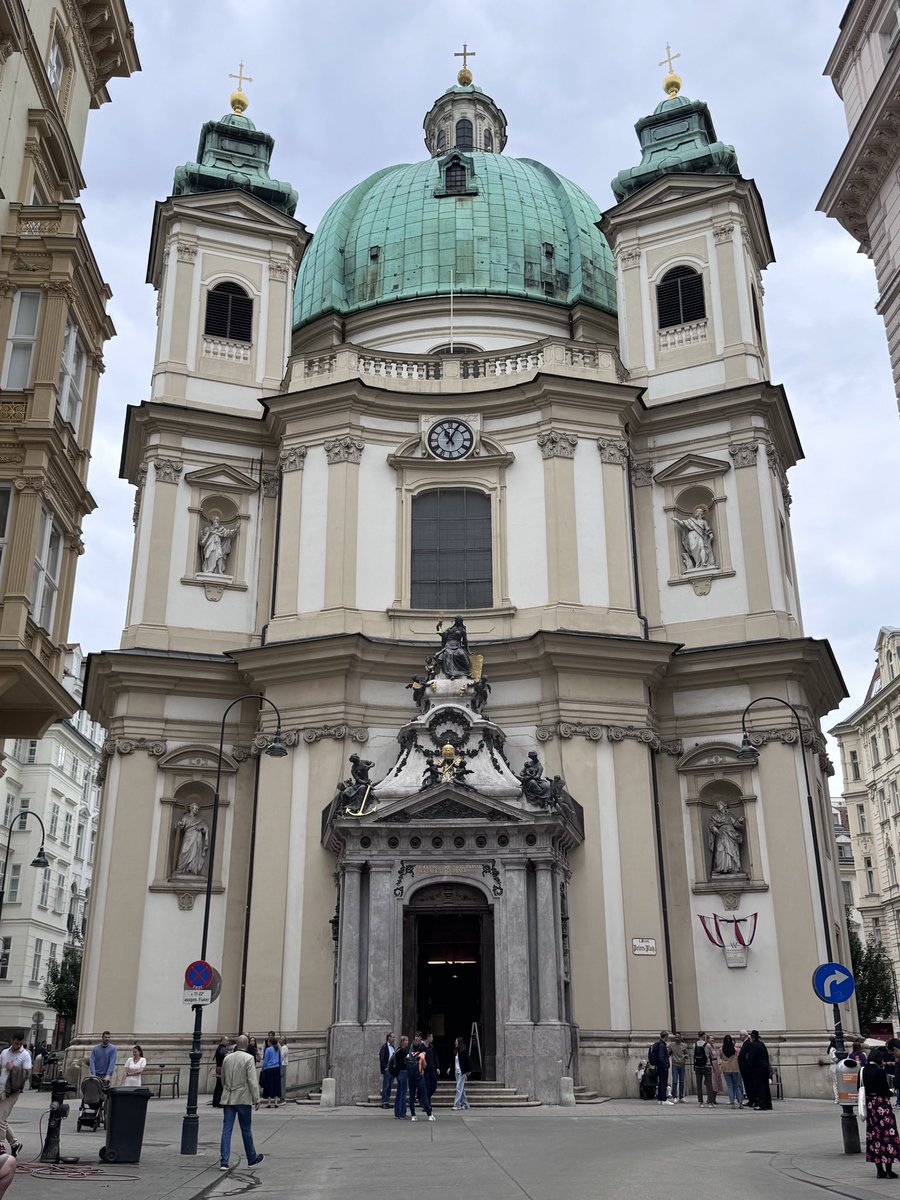 UOHaleyLab's tweet photo. Great time in Vienna! Many thanks to Davide Bonifazi for a wein hike this afternoon in the hills surrounding the city. 20000+ steps &amp; I am pooped! Weather was threatening all afternoon but barely a drop fell from the sky. Good thing as the wein hut we stopped at had no umbrellas https://t.co/Ev1hrFV6oX