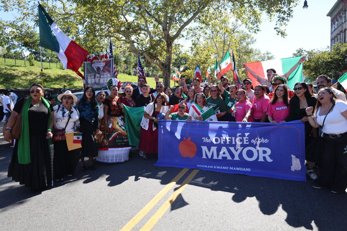CMAlexaAviles's tweet photo. Viva México! 🇲🇽🇲🇽

Honored as always to celebrate Mexican Independence Day with my Sunset Park neighbors. Now, more than ever, being able to show up bravely to celebrate our neighborhood's vibrancy is a cherished thing. Our Sunset Park community is so alive, today and every day! https://t.co/vHiOGahZJM