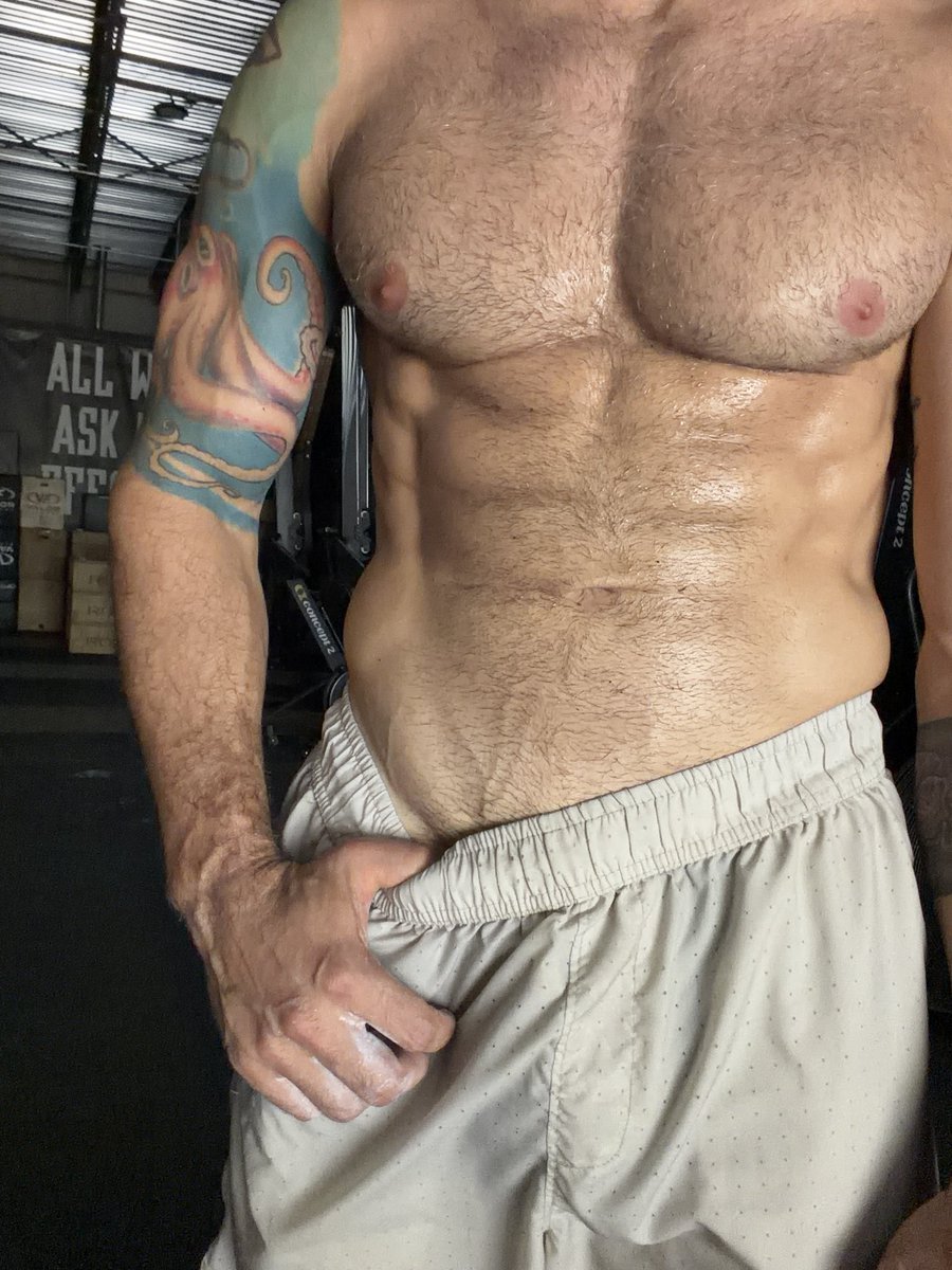 fitdaddyover40's tweet photo. That post workout glow!! 💦 https://t.co/Id0URZXto3