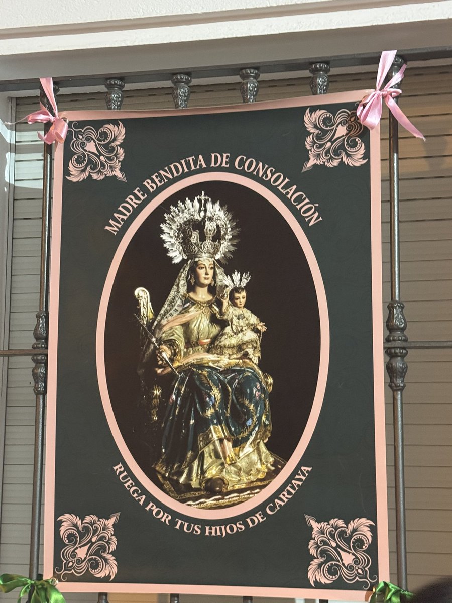 BMlasMercedes's tweet photo. 🔵 La Virgen de Consolación deja atrás la calle de la Plaza, camino ya de su ermita.

🎶 “Madre Hiniesta”
🎶 “Espíritu Santo”

#SuenaLasMercedes https://t.co/dhag8L72JS