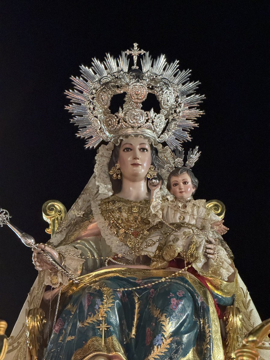 BMlasMercedes's tweet photo. 🔵 La Virgen de Consolación deja atrás la calle de la Plaza, camino ya de su ermita.

🎶 “Madre Hiniesta”
🎶 “Espíritu Santo”

#SuenaLasMercedes https://t.co/dhag8L72JS