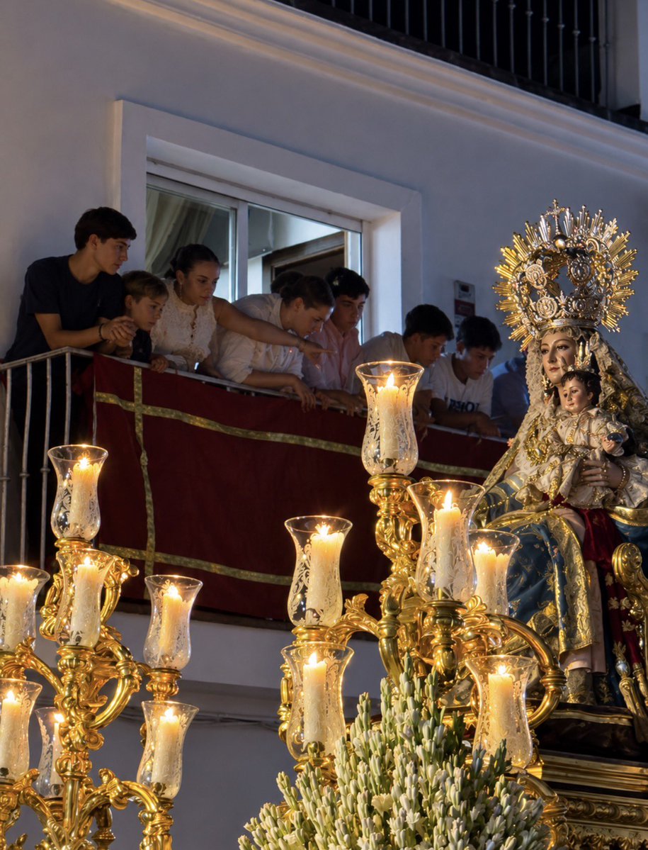 BMlasMercedes's tweet photo. 🔵 La Virgen de Consolación deja atrás la calle de la Plaza, camino ya de su ermita.

🎶 “Madre Hiniesta”
🎶 “Espíritu Santo”

#SuenaLasMercedes https://t.co/dhag8L72JS