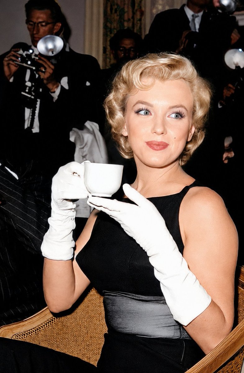 MarilynDiary's tweet photo. Marilyn Monroe announcing the start of production of "The Prince and the Showgirl," in London 1956. https://t.co/3u8pfePwxw