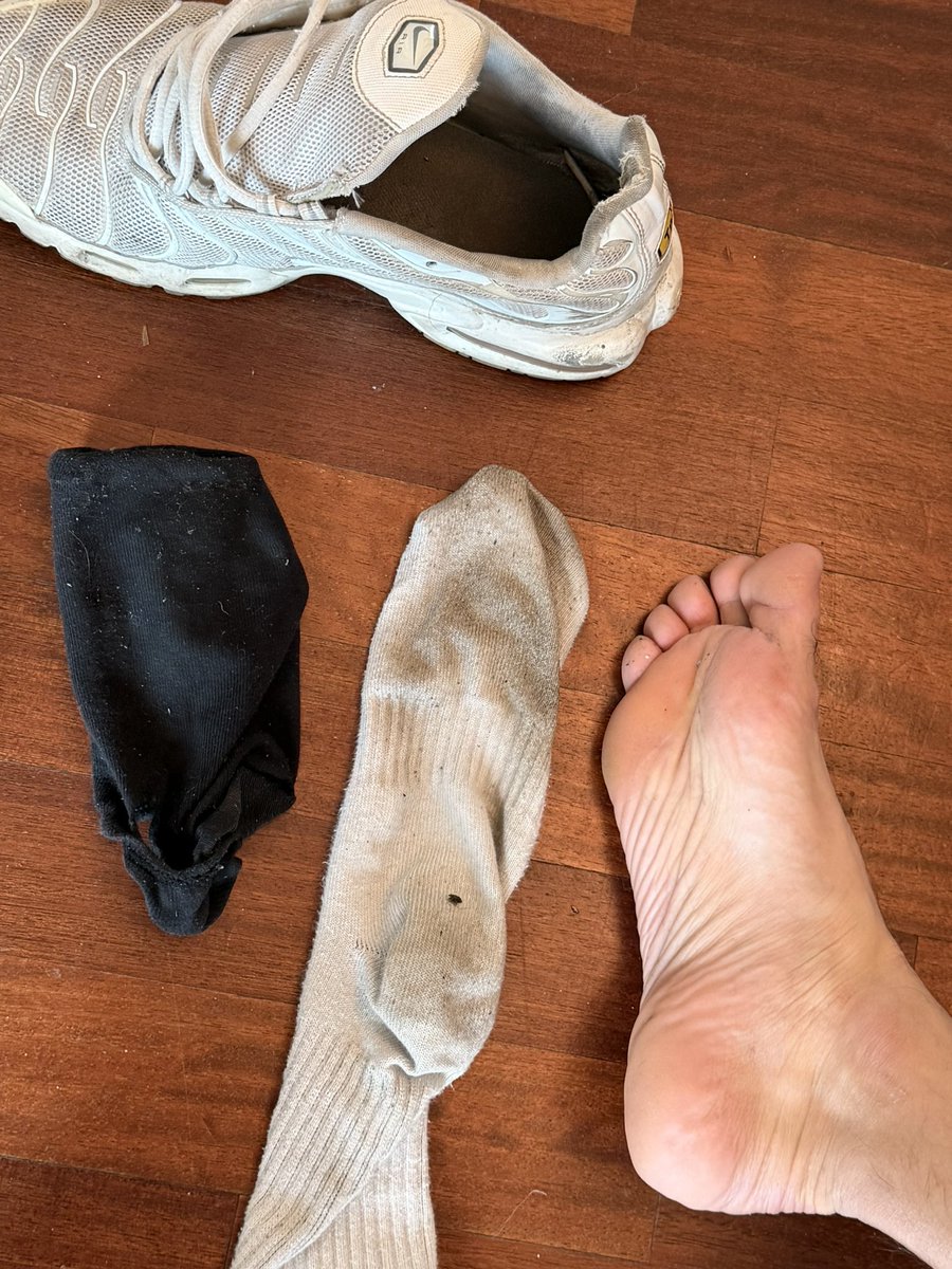 SKSocksFeet's tweet photo. 🇮🇹 Cosa annuseresti e leccheresti per primo?👟🧦🦶🏼
Commenta e RT con la risposta 🔥

🇬🇧 What would you smell first? 👟🧦🦶🏼
Comment and RT the answer 🔥

#boyfeet #dirtysocks #niketns

@RetweetMaleFeet
@alphamaleworld1
@rt4malefeet
@lintyfeet
@master_italiani https://t.co/6HCR69PTjf
