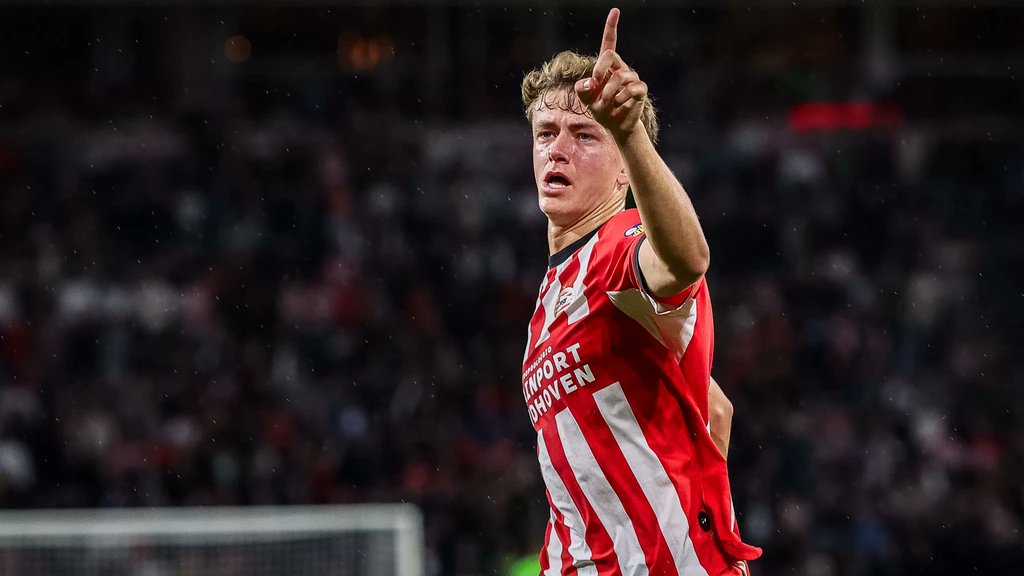 PSVStats's tweet photo. Perfecte hattrick voor Sven Mijnans vanavond

⚽️ hoofd (1-1)
⚽️ rechts (3-1)
⚽️ links (4-1)

Overzicht van alle PSV'ers met een hattrick
https://t.co/dQ2oUeAPRx https://t.co/StuG5tffnq