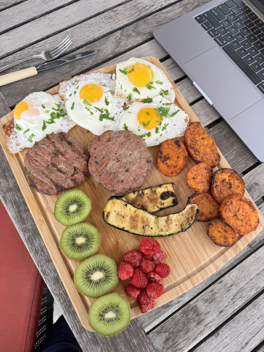 jarchealth's tweet photo. @lennartprimal You can’t disrespect sweet potatoes like that

Overall their defence chemicals content is low if you cook them well and they are extremely nutrient dense 

Vitamin a, potassium, vitamin c, vitamin b6 and manganese https://t.co/MMPwTA3lOl