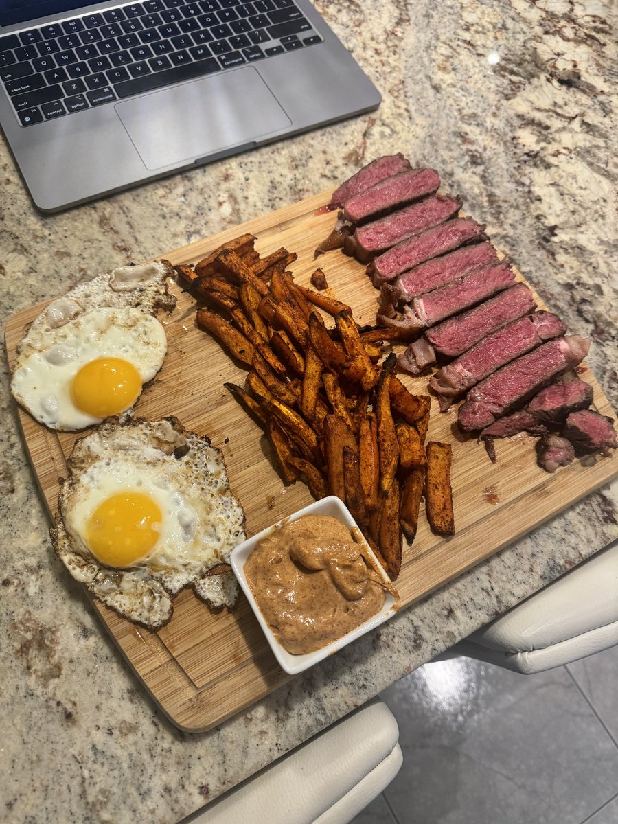jarchealth's tweet photo. @lennartprimal You can’t disrespect sweet potatoes like that

Overall their defence chemicals content is low if you cook them well and they are extremely nutrient dense 

Vitamin a, potassium, vitamin c, vitamin b6 and manganese https://t.co/MMPwTA3lOl
