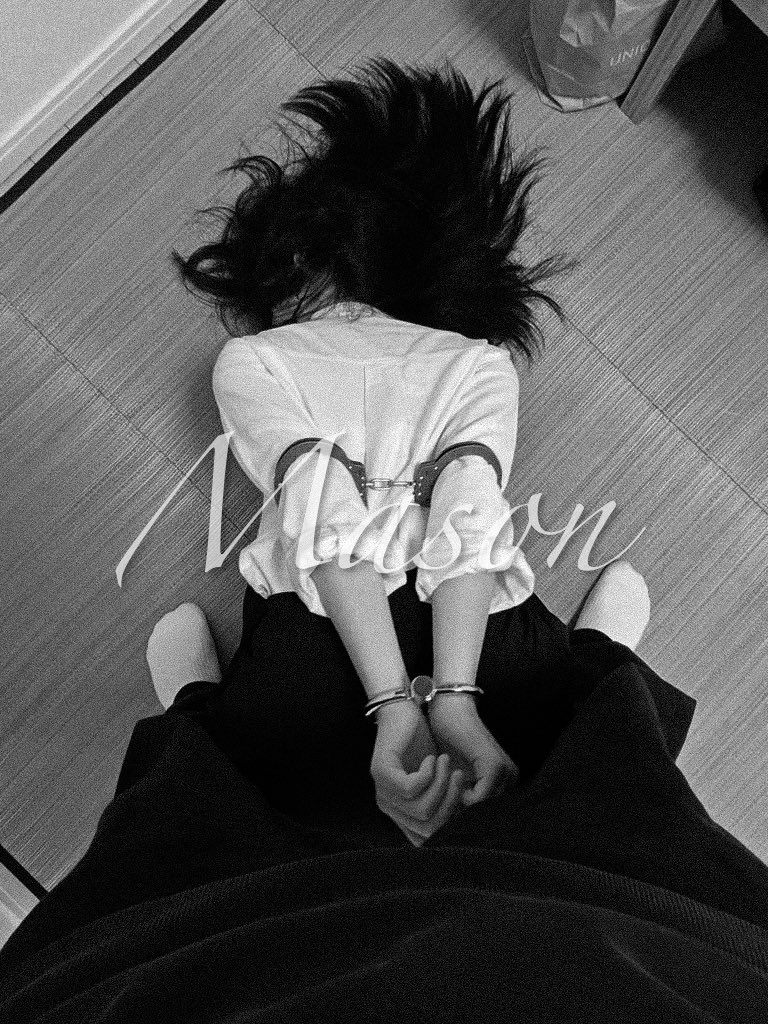 Mason_Dom0210's tweet photo. 近期突然有個想法
想把BDSM元素寫成歌曲
感覺乎挺有趣的
已實驗性的嘗試
而誕生出以下的歌曲之四

歌名：「性的枷鎖」

燈火熄滅 只剩你呼吸的聲音
我把妳雙手 高高舉過頭頂
皮革貼著皮膚 溫度慢慢上升
妳說「請」的時候 眼神已經投降

一點點痛 換來更深的渴望
妳越是掙扎 我越想把妳綁

鎖住妳 鎖住妳心跳的節奏
繩子勒緊的地方 全是我的所有
痛和甜一起吞 妳說還要更多
在我腳下求饒 才是最美的時候
鎖住妳 鎖住妳名字的發音
每一次呼吸 都要經過我允許
這場遊戲沒有輸 只有誰先臣服
妳說「主人」的時候 世界都安靜了

鏡子裡的妳 跪著特別漂亮
我用指尖畫過 妳顫抖的背脊
紅痕是簽名 證明妳屬於誰
哭和笑交織 才夠真實

一點點痛 換來更深的渴望
妳越是求饒 我越想給妳更多

鎖住妳 鎖住妳 心跳的節奏
繩子勒緊的地方 全是我的所有
痛和甜一起吞 妳說還要更多
在我腳下求饒 才是最美的時候
鎖住妳 鎖住妳 名字的發音
每一次呼吸 都要經過我允許
這場遊戲沒有輸 只有誰先臣服
妳說「主人」的時候 世界都安靜了

鬆開一點點 妳就會自己靠過來
再緊一點 妳又會哭著說「再來」
權力在我手裡 也在妳嘴邊
誰先說出「停止」 誰就輸了這夜

鎖住妳 鎖住妳 全部的夜晚
把妳的名字 寫進我的命令裡
痛和甜一起吞 妳說還要更多
在我腳下求饒 才是最美的時候
鎖住妳 直到妳 再也說不出話
只剩下喘息 和一句「我屬於你」
這場遊戲沒有輸 只有誰先臣服
妳說「主人」的時候 世界都安靜了。

Mason創作 Ai協作