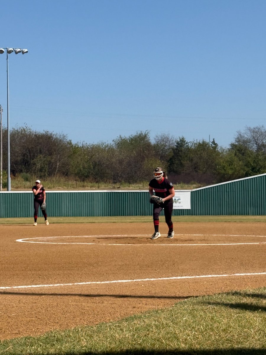 KayleeSmith2029's tweet photo. The Lady Hornets had a great weekend in Durant going undefeated 4-0! I pitched 2 of the 4 games and had a total of 9 Ks and 2 BBs. I finished the weekend with an ERA of .000 and WHIP of .875 ❤️🖤🤍 @TulsaEliteSB @TulsaElite2829 https://t.co/u9SHnBPLcb