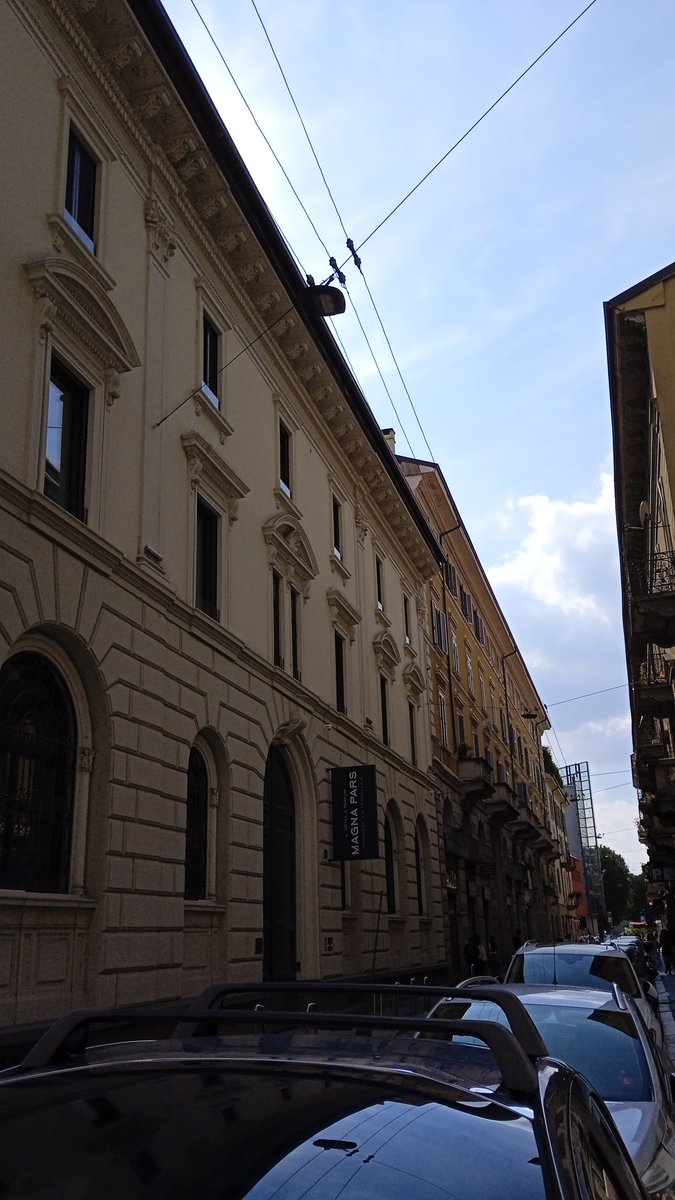 AuthItaly_RT's tweet photo. Girovagando in Via Tortona vicino a Porta Genova ✨ Questo palazzo con l'insegna Magna Pars mi ha colpita, così elegante tra le auto e le vie strette
#milano #viatortona #portagenova #magnapars #milanoinscatti https://t.co/jdeRu6qZEs