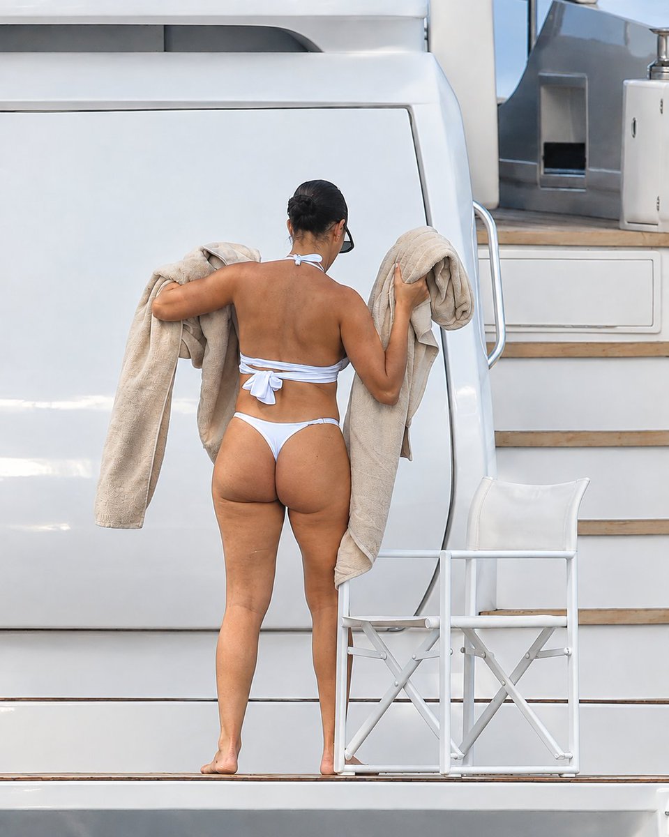 georginagio1994's tweet photo. Stunning photos of Georgina 👑🫶 in a bikini 👙 on a private yacht.🛥️
#summer #sea #bikini https://t.co/TL1RUhfPDE