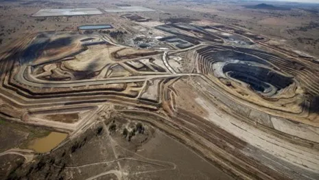 Yanacocha, la mina de oro más grande de Améria Latina, se asienta en el distrito más pobre del Perú, Cajamarca, un distrito plagado por la minería ilegal y violencia de los grupos delicuenciales organizados.