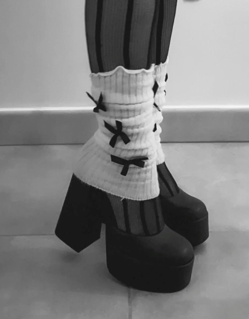 sophiaevaa_'s tweet photo. chunky leg warmers over heels https://t.co/5oAExBzpYl