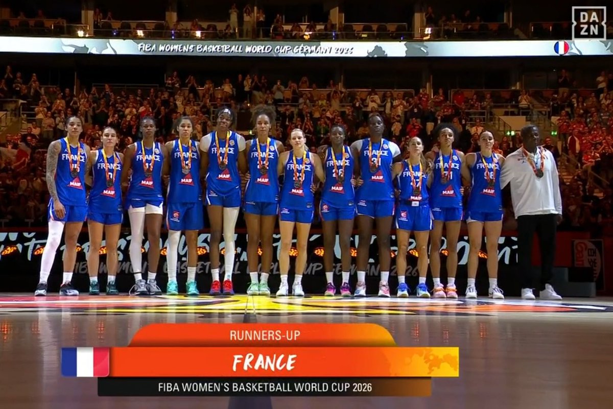 Remy_Jac's tweet photo. 🥈👏💙La France en Argent #FIBAWWC

J’aime cette Équipe de France féminine : Gabby Williams, Marine Johannès, Dominique Malonga, Carla Leite, Janelle Salaün, Migna Touré…

Et ça va revenir / arriver : Mama Rupert, Nell Angloma, Alicia Tournebize, Sarah Cissé…

VIVE LES BLEUES ! https://t.co/8DkGVxHARD