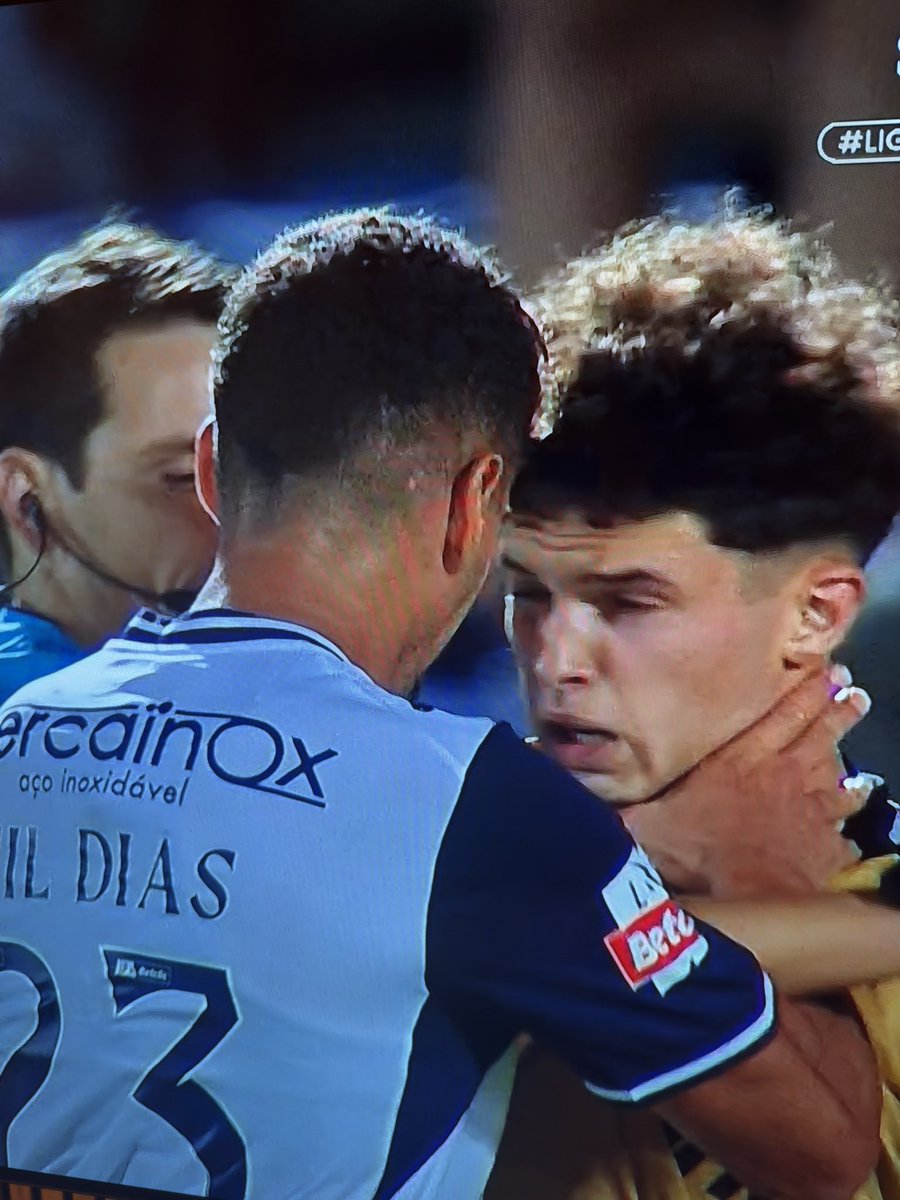 K7KO_scp's tweet photo. Agressão literalmente à frente do focinho do árbitro. 

Segue jogo. Em 45 minutos roubaram um penalti, um golo e uma expulsão favorável ao Sporting. 

Fechem a liga. https://t.co/4wbrnOBANX