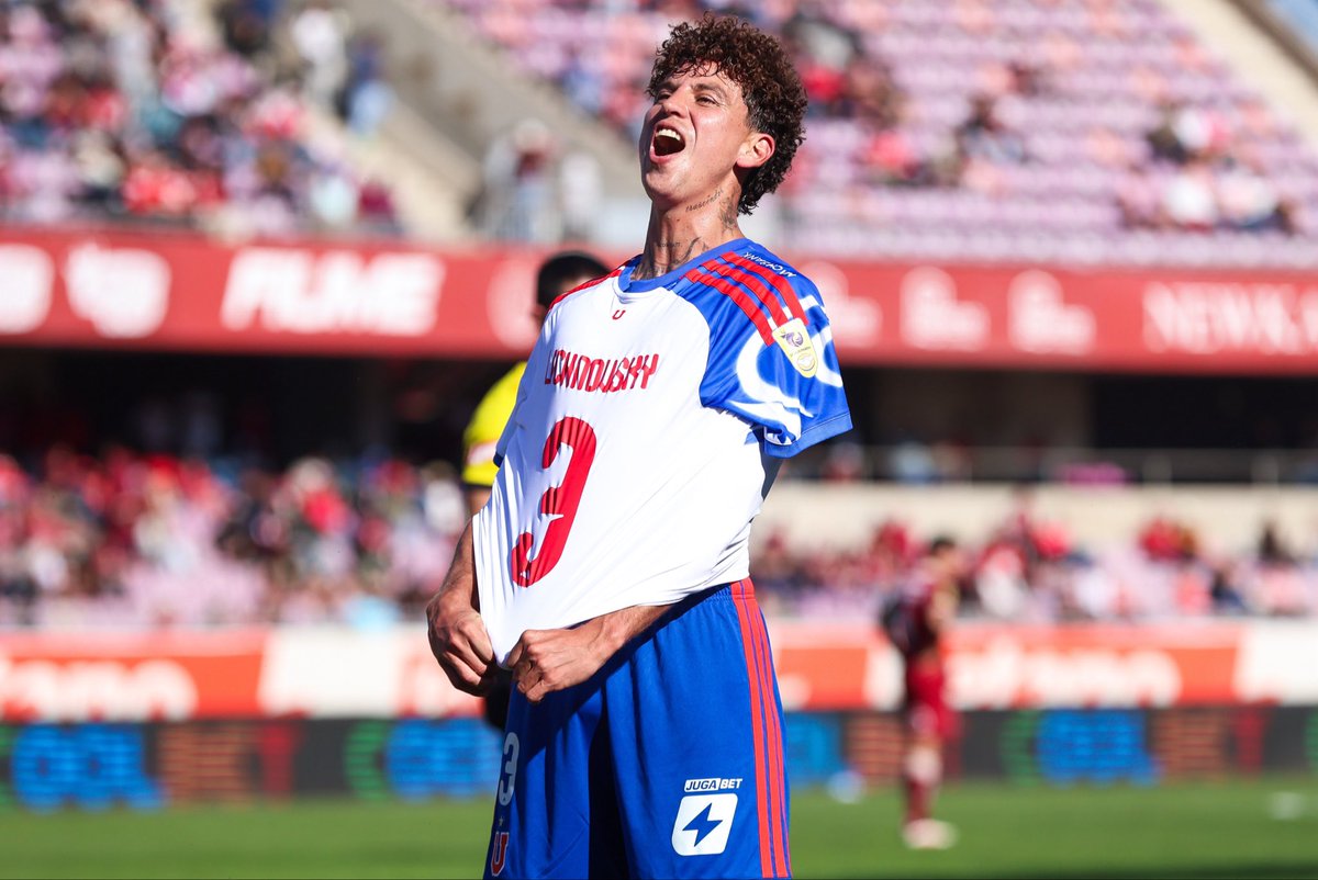 udechile's tweet photo. La alegría de marcar con la camiseta de tu vida 🔥🔵🔴 @igor_five 

#LaSerena 0️⃣-3️⃣ #UdeChile 
#VamosLaU 🔵🔴 https://t.co/Ft40ZlrSbe