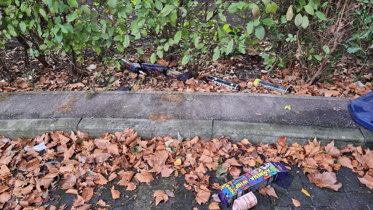 shaider0902's tweet photo. @metcc we always have this canisters in residents parking, they consume and inhale these nitrous oxide. Are these supposed to be illegal if used in a private property area.
could i ask a police visibility please SE1 5TR MAWBEY PLACE  parking.
they come evening. https://t.co/kxpMKj5P6A