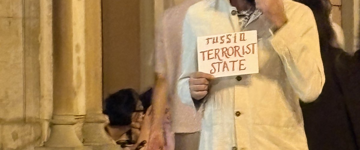 latentaggro's tweet photo. امشب وسط میدون سیرک سیاسی بود؛ یه دلقک وسط خیابون پلاکارد «Russia terrorist state» دستش گرفته بود، چند متر اون‌طرف‌تر هم لات و لوت های راست‌ افراطی‌ روسیه H8Core داشتن جولان می‌دادن! :))))) https://t.co/wiH9rpDLmU