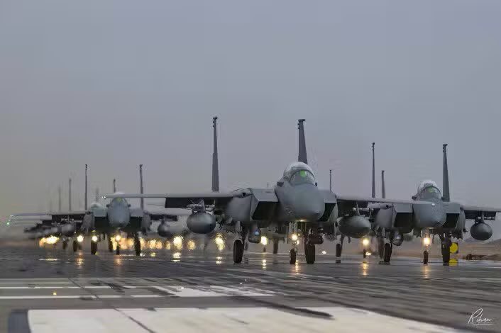 Falruways's tweet photo. منقية ابن سعود جتكم طوابير 
تفرجو بالزين ياهل المزاين 

ذود الوطن ما هوب ذود المغاتير 
ذودٍ علفها راس مجرم وخاين 

#وطن_شامخ_بابطاله https://t.co/pgjeKrKw1x