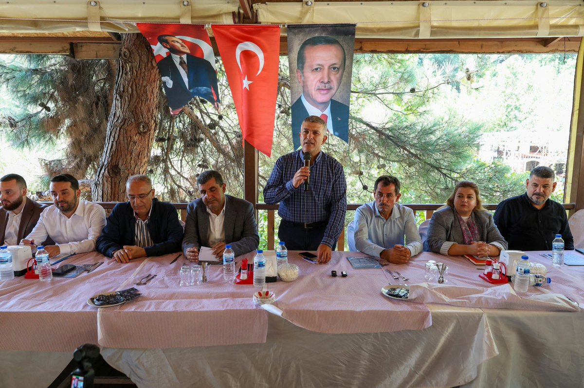 avfatmagulcalim's tweet photo. 📍 Antakya

Milletvekilimiz Sn. Adem YEŞİLDAL, İl Başkanımız Sn. Mustafa ERDOĞAN, Antakya Belediye Başkanımız Sn. İbrahim Naci YAPAR, İl Gençlik Kolları Başkanımız Sn. Behçet AKIN, Antakya İlçe Başkanımız Sn. Mustafa BOYACIOĞLU, Defne İlçe Başkanımız Sn. Kenan TÜRKMEN ve Antakya İlçe Kadın Kolları Başkanımız Selma SÖNMEZ ile Amanos Dağ Bandı mahallelerimizin kıymetli muhtarları ve kanaat önderleriyle bir araya geldik.

Mahallelerimizin sesine kulak veriyor, hemşehrilerimizle gönül gönüle aynı yolu yürüyoruz.

Hatay’ımızın gücü, milletimizle kurduğumuz güçlü bağda. Birlikte dinliyor, birlikte büyüyor, birlikte yol yürüyoruz.