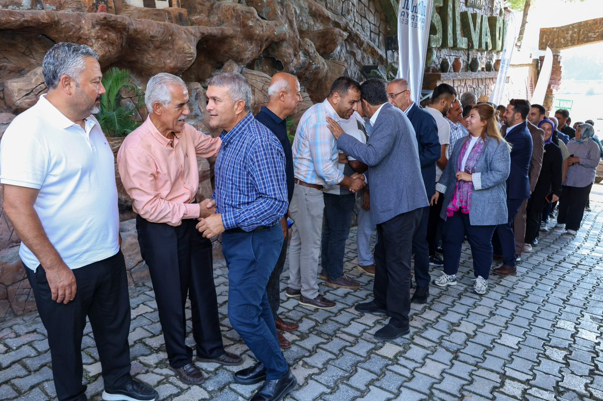 avfatmagulcalim's tweet photo. 📍 Antakya

Milletvekilimiz Sn. Adem YEŞİLDAL, İl Başkanımız Sn. Mustafa ERDOĞAN, Antakya Belediye Başkanımız Sn. İbrahim Naci YAPAR, İl Gençlik Kolları Başkanımız Sn. Behçet AKIN, Antakya İlçe Başkanımız Sn. Mustafa BOYACIOĞLU, Defne İlçe Başkanımız Sn. Kenan TÜRKMEN ve Antakya İlçe Kadın Kolları Başkanımız Selma SÖNMEZ ile Amanos Dağ Bandı mahallelerimizin kıymetli muhtarları ve kanaat önderleriyle bir araya geldik.

Mahallelerimizin sesine kulak veriyor, hemşehrilerimizle gönül gönüle aynı yolu yürüyoruz.

Hatay’ımızın gücü, milletimizle kurduğumuz güçlü bağda. Birlikte dinliyor, birlikte büyüyor, birlikte yol yürüyoruz.
