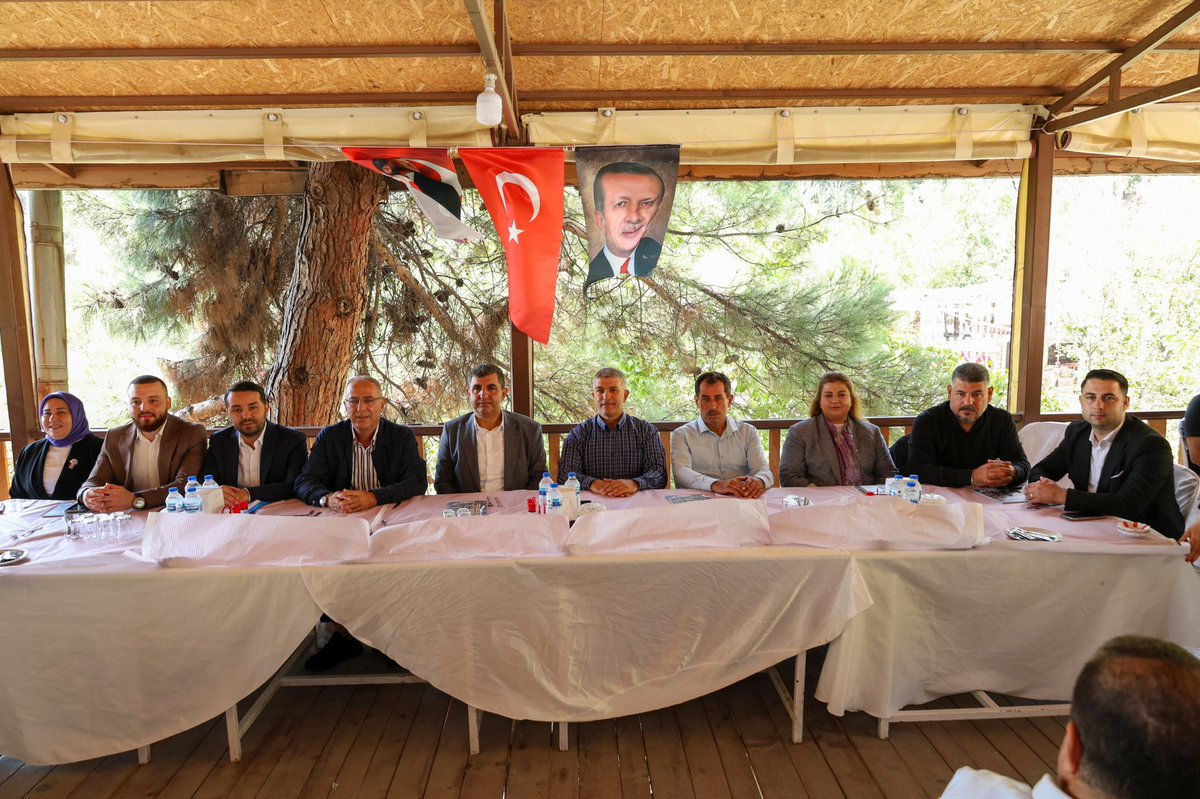 avfatmagulcalim's tweet photo. 📍 Antakya

Milletvekilimiz Sn. Adem YEŞİLDAL, İl Başkanımız Sn. Mustafa ERDOĞAN, Antakya Belediye Başkanımız Sn. İbrahim Naci YAPAR, İl Gençlik Kolları Başkanımız Sn. Behçet AKIN, Antakya İlçe Başkanımız Sn. Mustafa BOYACIOĞLU, Defne İlçe Başkanımız Sn. Kenan TÜRKMEN ve Antakya İlçe Kadın Kolları Başkanımız Selma SÖNMEZ ile Amanos Dağ Bandı mahallelerimizin kıymetli muhtarları ve kanaat önderleriyle bir araya geldik.

Mahallelerimizin sesine kulak veriyor, hemşehrilerimizle gönül gönüle aynı yolu yürüyoruz.

Hatay’ımızın gücü, milletimizle kurduğumuz güçlü bağda. Birlikte dinliyor, birlikte büyüyor, birlikte yol yürüyoruz.