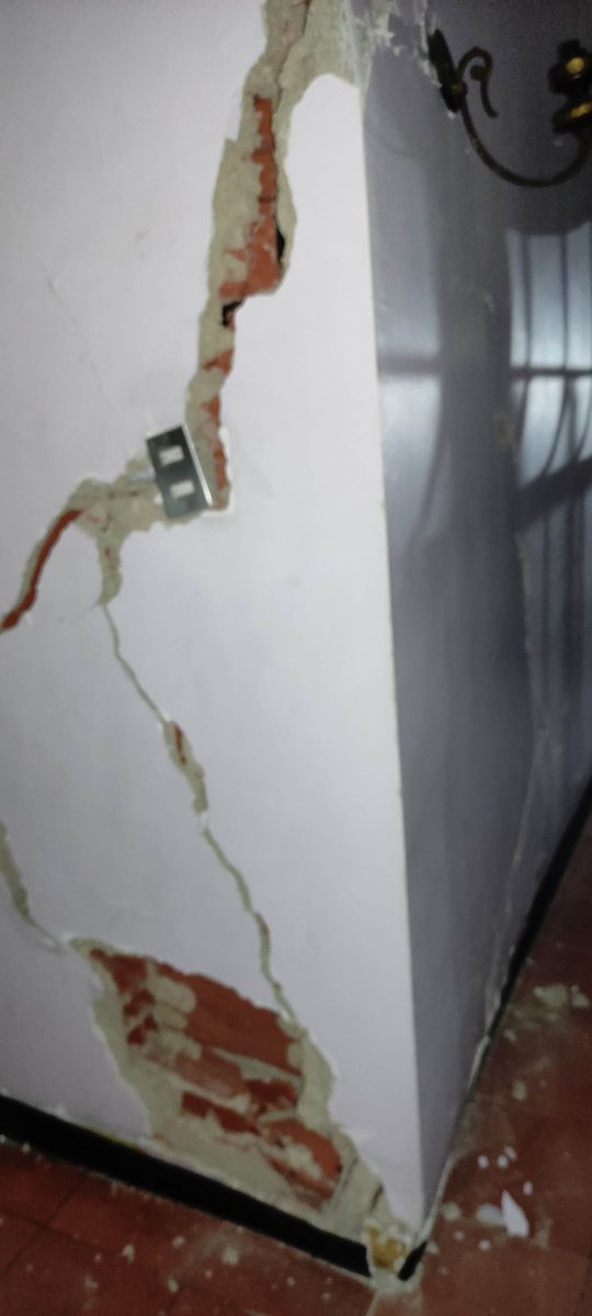 Ohmagaby's tweet photo. https://t.co/KKSqBw0VQw

Holis, esto es para el apartamento de mi novio y su madre, que quedó bastante afectado luego del terremoto de Venezuela.
Por el momento es inhabitable y las reparaciones son muy costosas. 
Si es posible que puedan echarle un ojo y compartir para que llegue a más gente, se los agradecería un montón💖
Muchas gracias!🙏