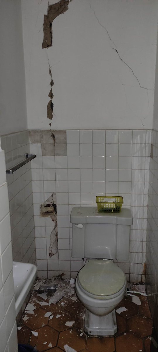 Ohmagaby's tweet photo. https://t.co/KKSqBw0VQw

Holis, esto es para el apartamento de mi novio y su madre, que quedó bastante afectado luego del terremoto de Venezuela.
Por el momento es inhabitable y las reparaciones son muy costosas. 
Si es posible que puedan echarle un ojo y compartir para que llegue a más gente, se los agradecería un montón💖
Muchas gracias!🙏