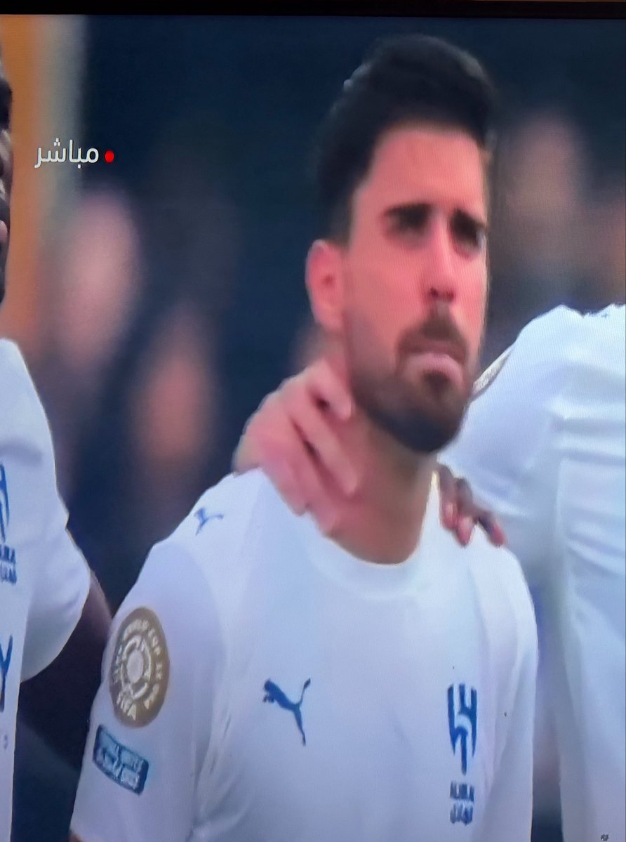 1_rai100's tweet photo. 💙🤍🩵 مقطع يسوى مليون تغريدة اسمعوا ماذا قال هذا الرجل الحكيم عن حادثة نيفيز وجمهور التعاون  جمهور نادي التعاون الكرام عشمنا فيكم التعاون على البر والتقوى لا التعاون على الإثم والعدوان 

السلام عليكم ورحمة الله وبركاته
كلام من ذهب كلام يمثلنا كلنا كمسلمين قبل أن نكون هلاليين أو تعاونيين
يبدأ الشيخ حديثه بقاعدة عظيمة ننساها كثيراً
لكل جواد كبوة ولكل صارم نبوة وكل ابن آدم خطاء وخير الخطائين التوابون ومن ذا الذي تُرضى سجاياه كلها كفى المرء نبلاً أن تُعد معايبه

نعم ما حصل من جمهور التعاون العريق هفوة زلة كبوة حصلت ونحن نقول كما قال الله تعالى {رَبَّنَا لَا تُؤَاخِذْنَا إِن نَّسِينَا أَوْ أَخْطَأْنَا}

لكن تعالوا نتأمل في الموقف
اللاعب الدولي روبن نيفيز هذا الرجل الذي بكى قبل فترة بحرقة على موت زميله وصديقه دييغو جوتاًبكاؤه هذا ليس ضعفاً بل هو منقبة ونبل وصفاء قلب رجل وفيّ لصديقه حتى بعد موته

فكيف نسخر من وفائه كيف نجعل من دموع الرجال مادة للسخرية
ثم والله أخجلنا وأبكانا عندما رفع يده إلى السماء وقال بيني وبينكم الله

الله أكبر كلمة تهز الجبال كلمة قالها وهو مظلوم وهو لا يملك إلا أن يرفع شكواه إلى الله

وهنا بيت القصيد الذي قاله الشيخ والذي يجب أن نحفره في قلوبنا يجب أن نعكس صورة الإسلام الحسنة ونجعل كل من أتى لبلادنا يرجع بانطباع طيب

نحن في بلاد الحرمين بلاد الإسلام نحن قدوة، كل من يأتي إلينا سفير يرى أخلاقنا قبل كورتنا فالله الله أن يؤتى الإسلام من قبلنا ثم يقول الشيخ كلمة عظيمة ألم يقل نيفيز لهم هل تذهبوا إلى الصلاة وكأنه فهم أن الصلاة تنهى عن الفحشاء والمنكر ويذكرنا بحديث عظيم كل منا ثغر من ثغور الإسلام فالله الله أن يؤتى الإسلام من قبله يا جمهور التعاون العزيز أنتم نادي عريق وكبير وعشمنا فيكم كبير عشمنا فيكم أن تكونوا كما قال الله

{وَتَعَاوَنُوا عَلَى الْبِرِّ وَالتَّقْوَىٰ ۖ وَلَا تَعَاوَنُوا عَلَى الْإِثْمِ وَالْعُدْوَانِ}

ويذكرنا بقول الله تعالى {وَلَا تَتَّخِذُوا أَيْمَانَكُمْ دَخَلًا بَيْنَكُمْ فَتَزِلَّ قَدَمٌ بَعْدَ ثُبُوتِهَا وَتَذُوقُوا السُّوءَ بِمَا صَدَدتُّمْ عَن سَبِيلِ اللَّهِ وَلَكُمْ عَذَابٌ أَلِيمٌ}

وهو قد دخل بعهد وميثاق واحترام في بلادنا فلا نصد عنه سبيل الله بسوء أخلاقنا

ويختم بقول من نظامنا الأساسي للحكم في المادة الحادية والأربعين يلتزم المقيمون على أرض المملكة بقيم البلاد وقيم المجتمع واحترام مشاعره وهو ملتزم بذلك فنحن من باب أولى أن نلتزم

رسالة لكل مدرج لكل مشجع هلالي كنت أو تعاوني أو نصراوي أو اتحادي
الكورة فوز وخسارة وتنتهي 90 دقيقة، لكن الأخلاق تبقى وصورة ديننا وبلادنا هي الباقية

شكراً للشيخ علي الحمادي على هذا الكلام الذي يمثل كل مسلم غيور

عفا الله عنا وعنكم وغفر لنا ولكم وجعلنا ممن يعكس صورة الإسلام الحسنة 

#نيفيز
#التعاون_الهلال