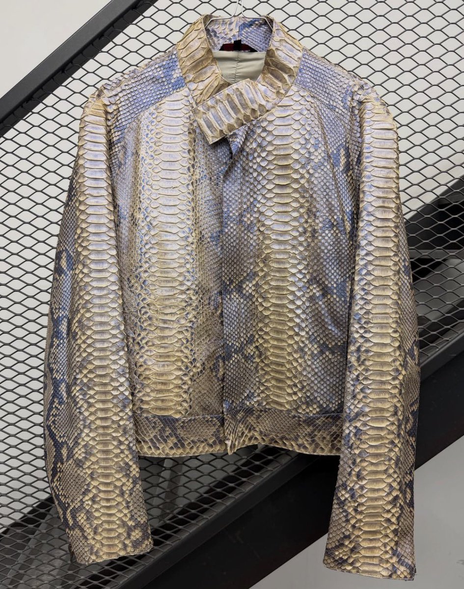 theattractmag's tweet photo. python jacket by roberto cavalli

so underrated https://t.co/z23qki7xKm