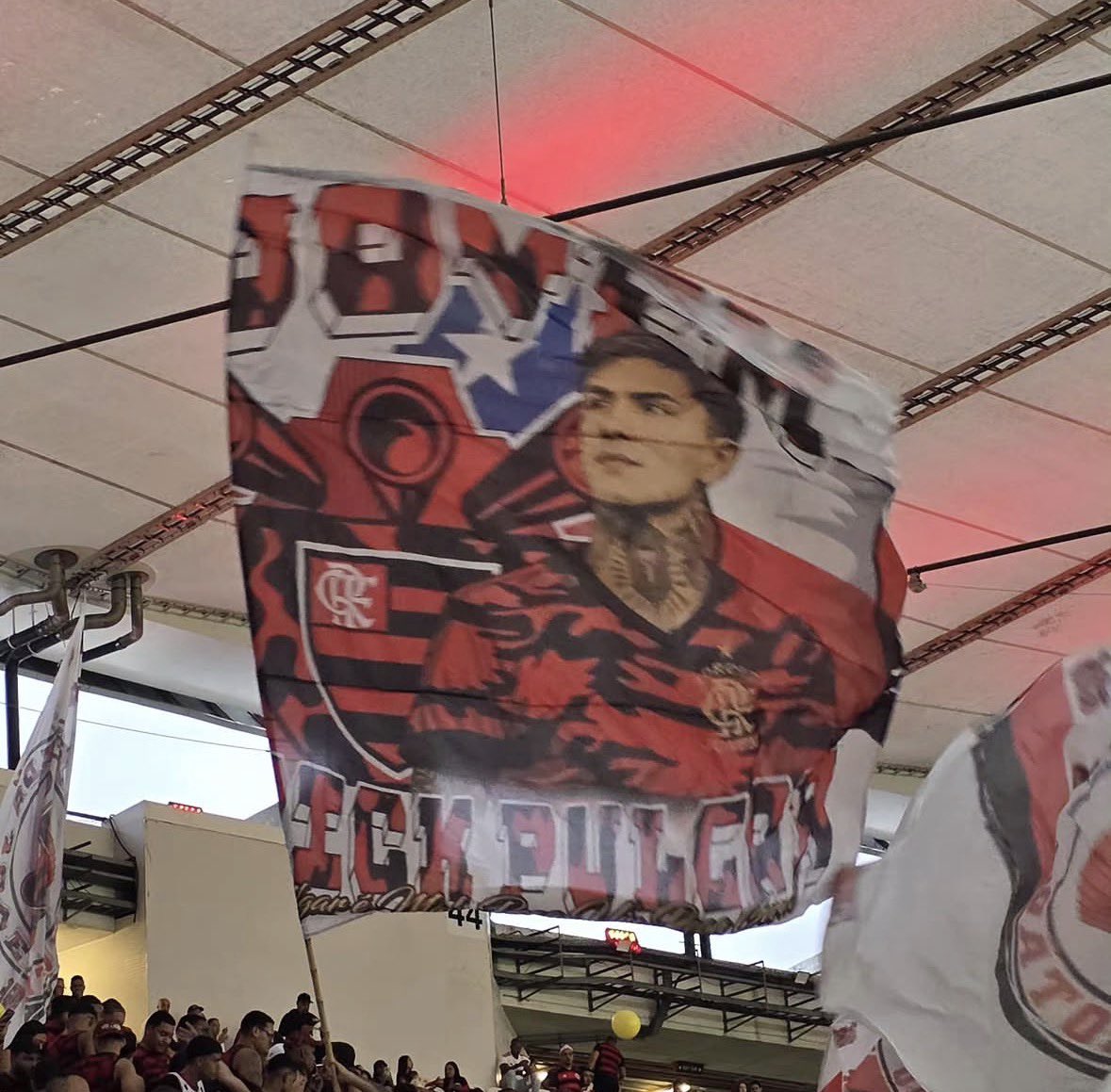 PabloRaphaelRUA's tweet photo. Bandeirão em homenagem ao Pulgar em meio a torcida do Flamengo. https://t.co/XHOYVKRiZg