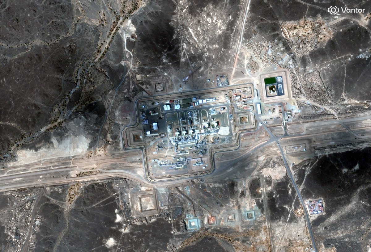 gbrumfiel's tweet photo. Today @vantortech released hi-res imagery of damage to the Saudi East-West pipeline pumping station at al  Mesba'ah (23.9565, 40.0538).

The station looks largely destroyed. Saudi officials said the attack came from Iraq and there were injuries. https://t.co/XgoRYr9Qax