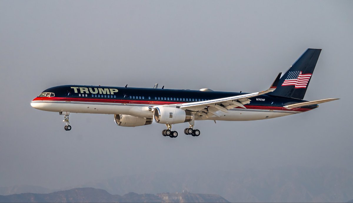 ponchohd's tweet photo. El famoso avión privado de Donald Trump, conocido como Trump Force One (un Boeing 757-200), fue operado por la aerolínea mexicana TAESA a principios de la década de 1990.

Sí, el avión de Trump fue mexicano 😂 https://t.co/nI7KAw5IyB
