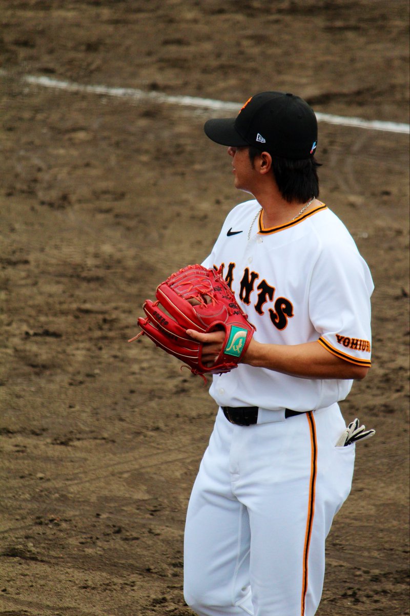 shizux22's tweet photo. 2026.09.13 vs ハヤテベンチャーズ静岡
見たことないグローブだな〜って思ったら立岡コーチのグローブ使ってた😹⁉️
 #���浅大  #立岡宗一郎  #giants  #巨人 https://t.co/a30l7qjLwe