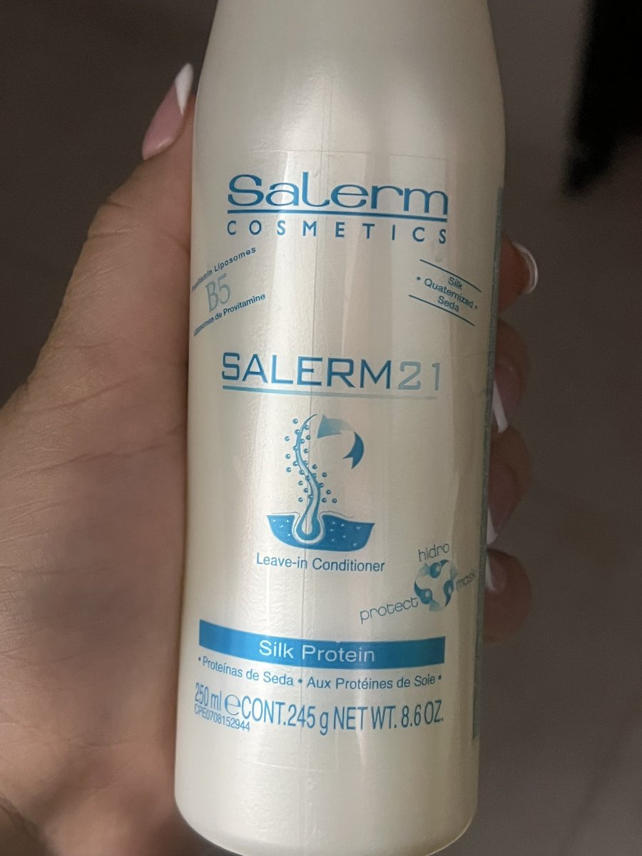 Oji_yellow's tweet photo. Amigas si ustedes sufren porque el cabello se les esponja y tienen mucho frizz, encontré oro. 60ml de este tratamiento y lo mezclan con una ampolla, se lo aplican, lo dejan 40 minutos, lavan el pelo y después lo secan y lo planchan. Vea, cosa hermosa como les queda. Brillo y control de frizz al 100%. Ojo que no es alisadora o algo así. Además re barato, 53K COP. Lo ideal es hacerlo c/2 meses