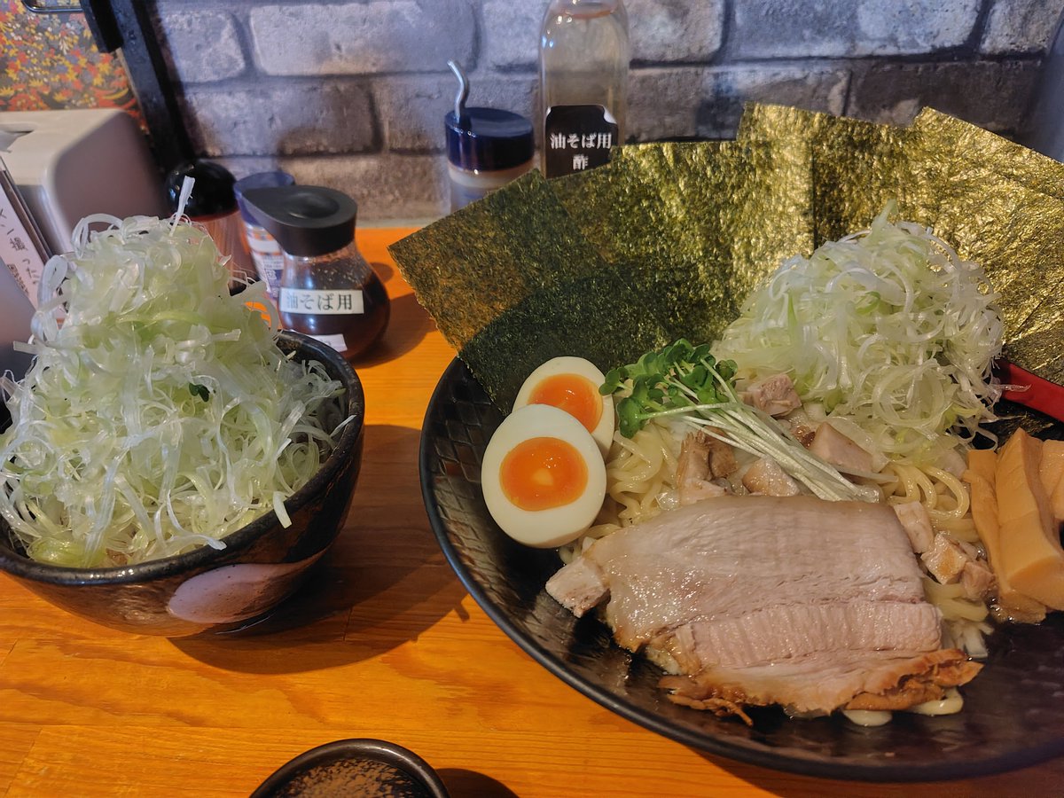 ColorsHane's tweet photo. 外観撮るの忘れた。

相馬のすごいヤツｗ
いや、すごいよ。すごいオイシイ。
ネギが白髪でイイなってのも含めて、全部の具材が、麺と一緒に啜れて、
「ああ、油そばって、コレだなー」って思う。
後、コスパが凄くいい。コレはちょっとこのご時世、お店辛いんじゃないんじゃないかと勝手に心配する。 https://t.co/lsP7heh7cA