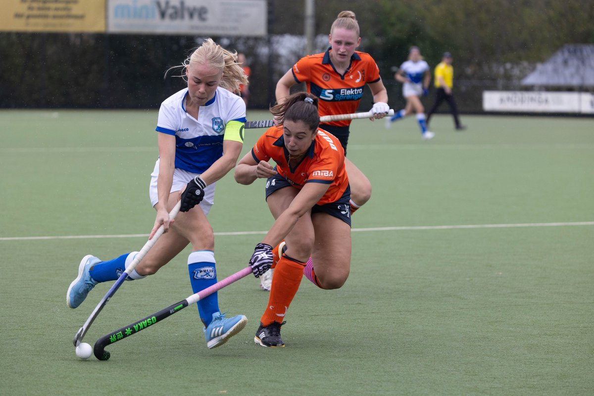 EindeVantWim's tweet photo. Eerder vandaag een heerlijke pot dameshockey gezien tussen @BullyHockey D1 en @HcasDames uitslag 1 - 1. Daar had uiteindelijk meer ingezeten voor Bully D1. Alle foto's van deze wedstrijd staan op mijn Facebook site "Wim van 't Einde Fotograaf". https://t.co/84xueRbaGH