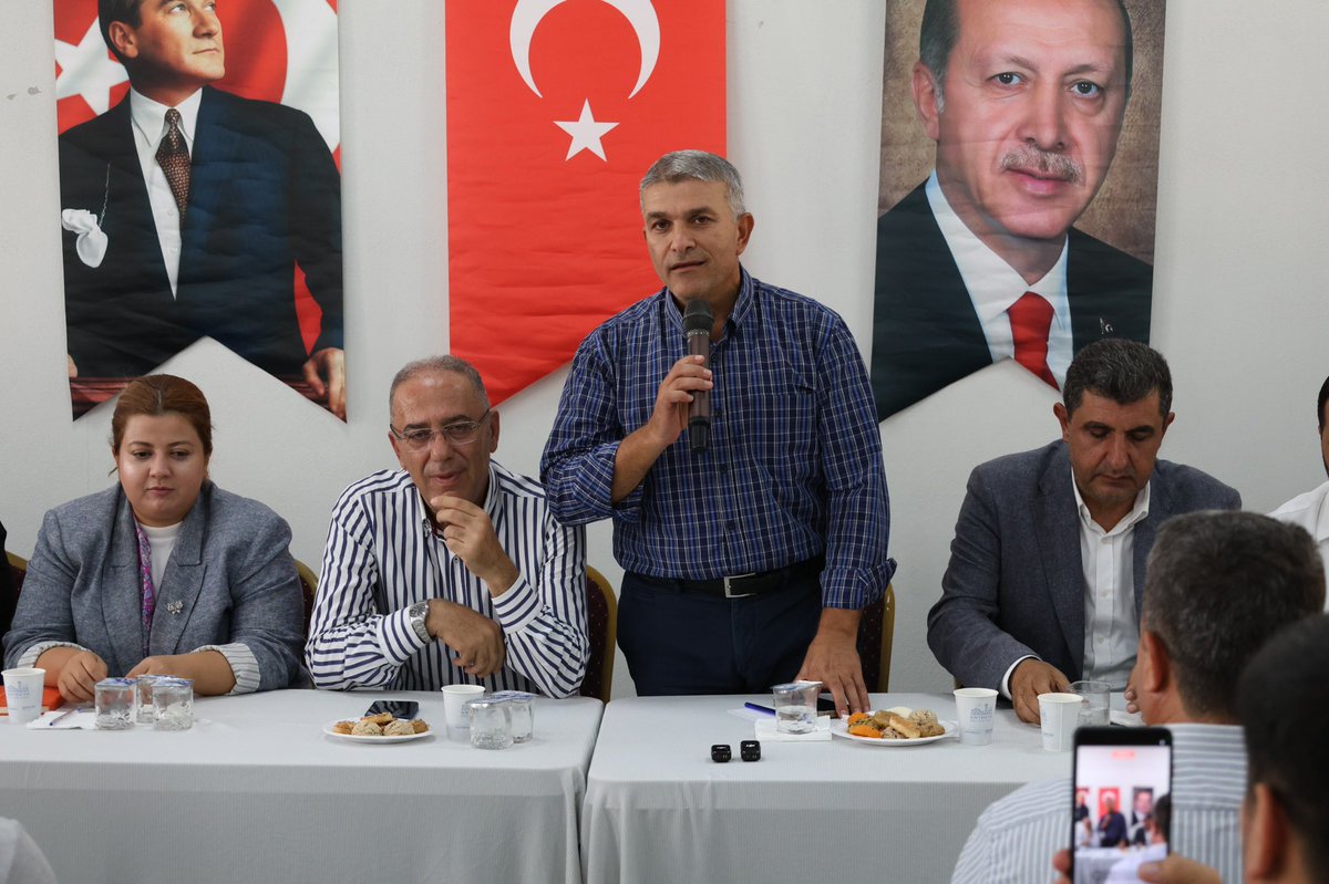 avfatmagulcalim's tweet photo. 📍 Antakya 

Milletvekilimiz Sn.Adem YEŞİLDAL,İl Başkanımız Sn.Mustafa ERDOĞAN, Antakya Belediye Başkanımız Sn.İbrahim Naci YAPAR, İl Gençlik Kolları Başkanımız Sn. Behçet AKIN, Antakya İlçe Başkanımız Sn.Mustafa BOYACIOĞLU ve Antakya İlçe Kadın Kolları Başkanımız Selma SÖNMEZ ile Tülhabeş Bandı mahallelerimizin kıymetli muhtarları ve hemşehrilerimizle bir araya geldik.

Biz, milletimizden aldığımız güçle; Hatay’ımızın her mahallesine dokunmaya,her hemşehrimizin sesine kulak vermeye ve şehrimizin yarınlarını hep birlikte inşa etmeye kararlıyız.