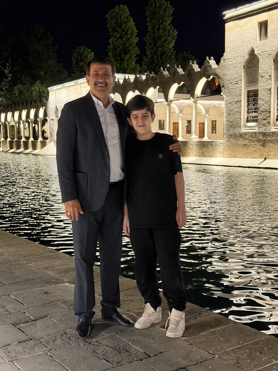 MehmetEkinci63's tweet photo. Manevi atmosferiyle gönüllere huzur veren Balıklıgöl’de, an itibariyle kendi kadrajımdan evladım Mustafa Mahir ile bir hatıra... https://t.co/E6HdT1rEIb