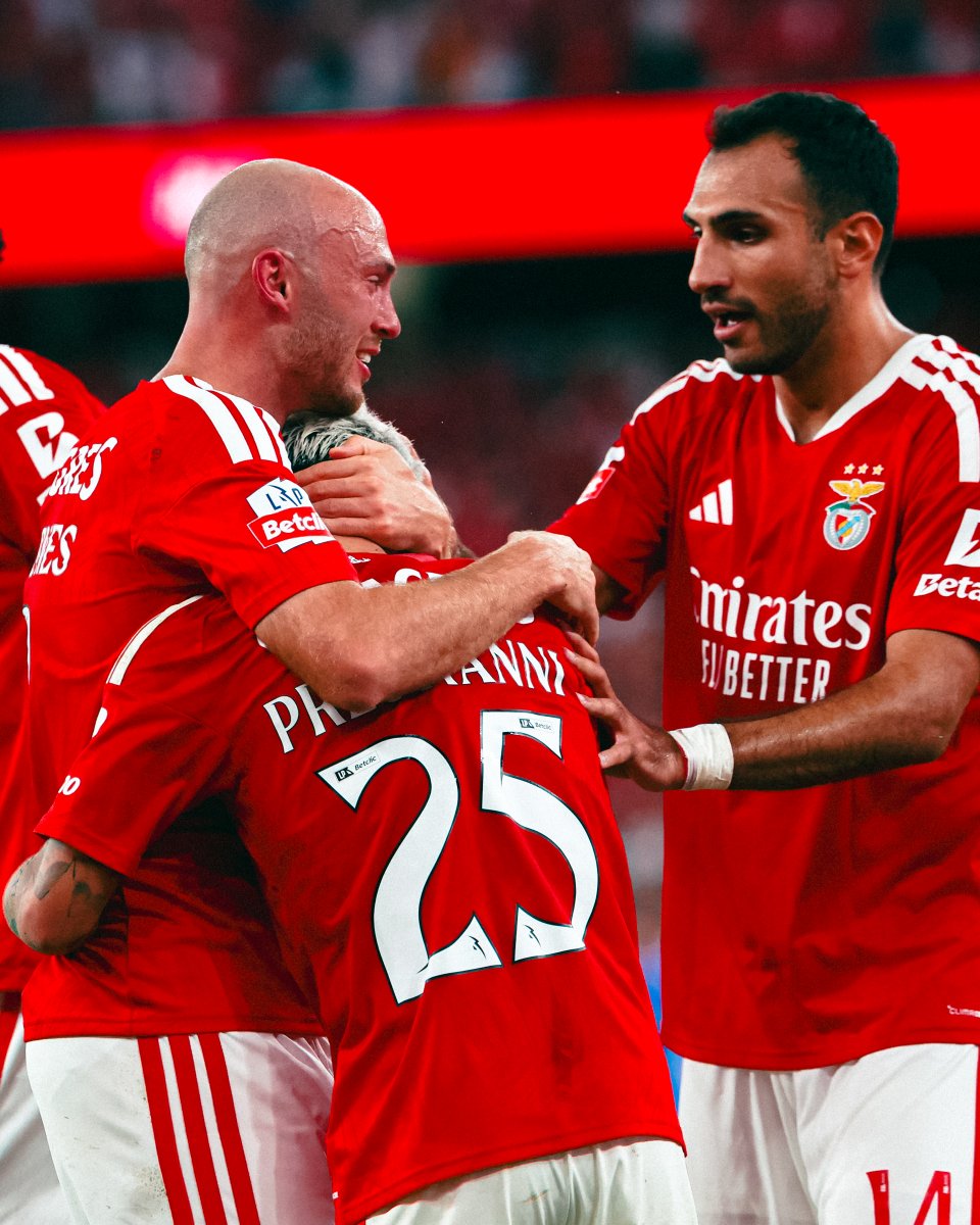 SLBenfica's tweet photo. JUNTOS! 🫂 https://t.co/Y16BwKCxfq