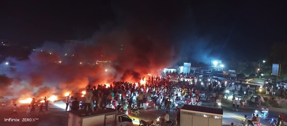 BassamAboAdnan's tweet photo. سجلت سوريا اليوم أكبر ردة فعل شعبي على قرار حكومي منذ التحرير و حتى الآن.

يتسم رد الفعل بالغضب الحقيقي الذي كان واضحاً بنوعية الشعارات و الأفعال الاحتجاجية مثل قطع الطرقات، كما اتسم بامتداده الجغرافي إلى عدّة محافظات. 

في هذا اليوم والليلة، تجاوز السوريون عتباتٍ عديدة بسرعةٍ كبيرةٍ في حالةٍ تعكس تراكماً حقيقياً لا ردة فعل آنية.

نمط جديد من الفعل الشعبي، يمكن اعتباره رسالة شعبية تستوجب من الحكومة السورية الكثير من الدراسة والمراجعة الجادة لسياساتها وعلاقتها مع المجتمع.

بسام السليمان 
13\9\2026