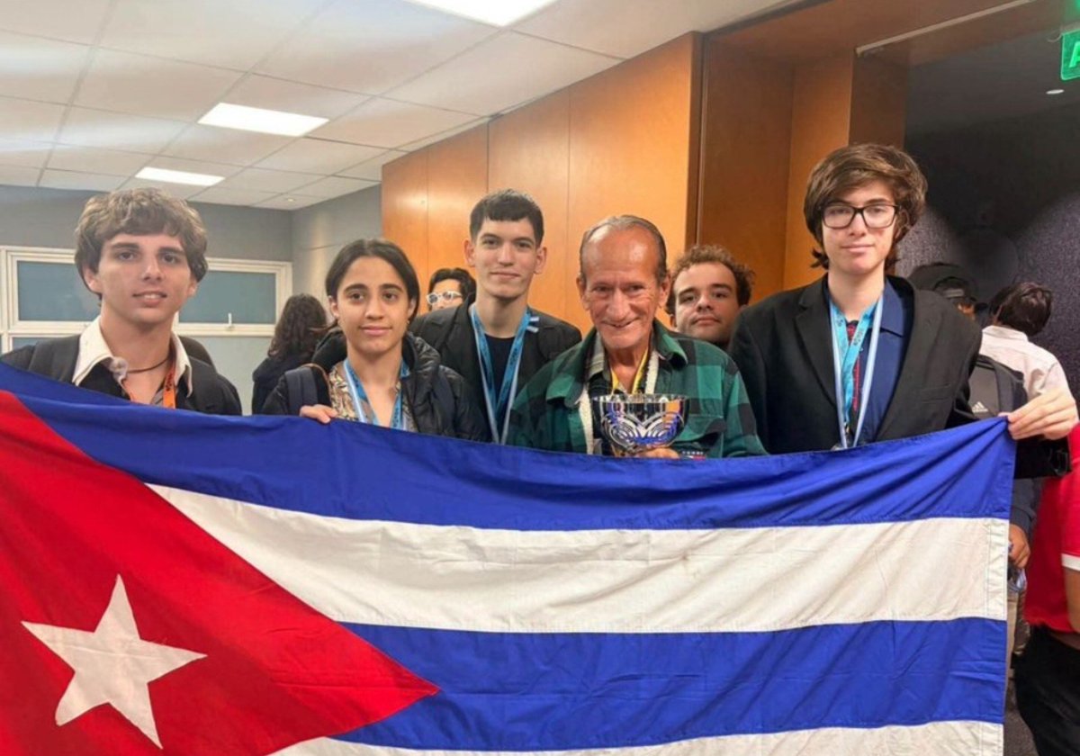 rox_watt's tweet photo. 🏅🇨🇺 ¡Orgullo cubano! Marcel, Erick, Diego y Heidy brillaron en la Olimpiada Iberoamericana de Matemática en Buenos Aires. Años de estudio y sacrificio detrás de cada medalla. A pesar del bloqueo, #CubaEsEducación.
#VillaClaraConTodos https://t.co/SR1Dgc9IGv