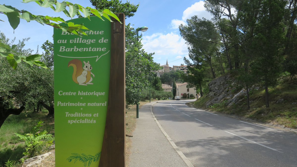 departement13's tweet photo. 💡 Le saviez-vous ?
À #Barbentane, nous nous engageons pour le développement des #MobilitésDouces et la valorisation de nos paysages provençaux, en investissant 4,7 millions d’euros, avec la création d’une voie verte de 22 km.
👉 https://t.co/8zExz5LbXs https://t.co/sFBWITsXd9