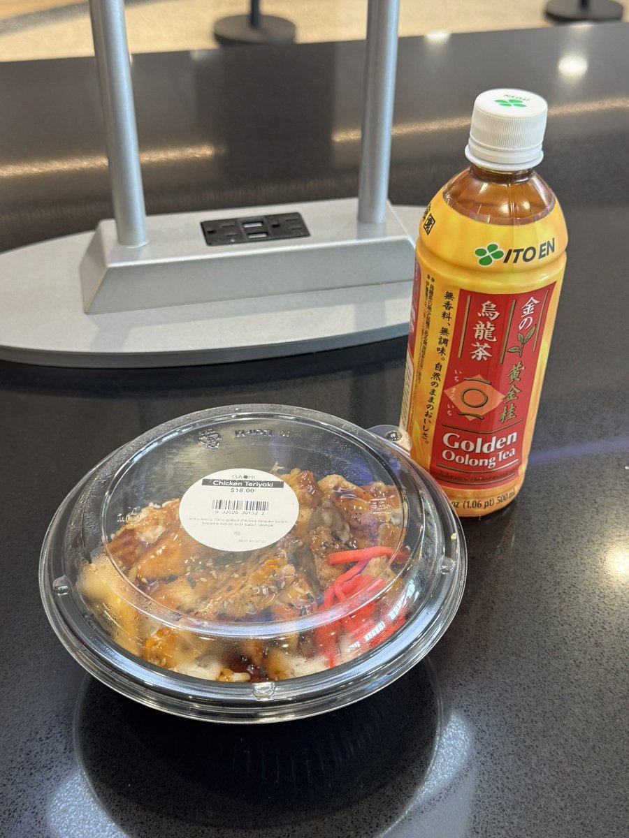 nwthskysopalite's tweet photo. 보스턴공항..
출국수속 구라안치고 5분도안걸림
그래서 2시간이 붕떠버렷고..
면세점도 있고 식당도 꽤 있었는데 혼자기도 하고 짐두고 돌아다니기 좀 불안해서😭
그냥 18불짜리 치킨데리야끼 가성비덮밥 사먹엇네요.. ��무 배고팠어서 맛있게먹긴했는데 가성비 진짜 실환가 당시환율로 2만7천원미친~~ https://t.co/fM06Gof7ec