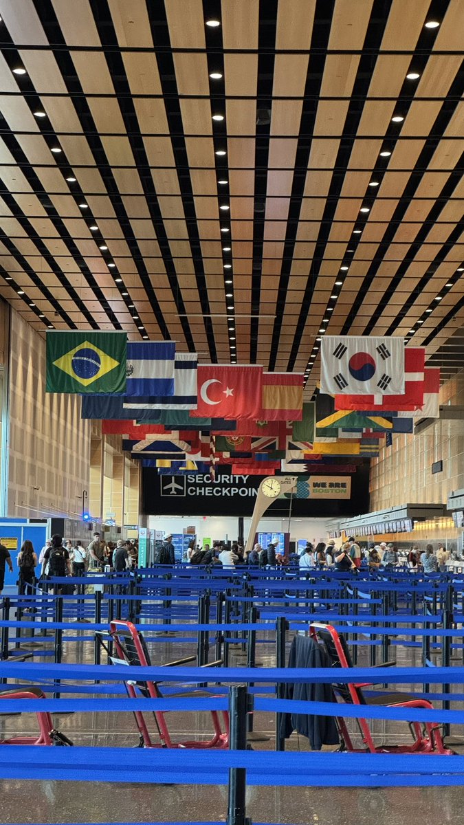 nwthskysopalite's tweet photo. 보스턴공항..
출국수속 구라안치고 5분도안걸림
그래서 2시간이 붕떠버렷고..
면세점도 있고 식당도 꽤 있었는데 혼자기도 하고 짐두고 돌아다니기 좀 불안해서😭
그냥 18불짜리 치킨데리야끼 가성비덮밥 사먹엇네요.. ��무 배고팠어서 맛있게먹긴했는데 가성비 진짜 실환가 당시환율로 2만7천원미친~~ https://t.co/fM06Gof7ec