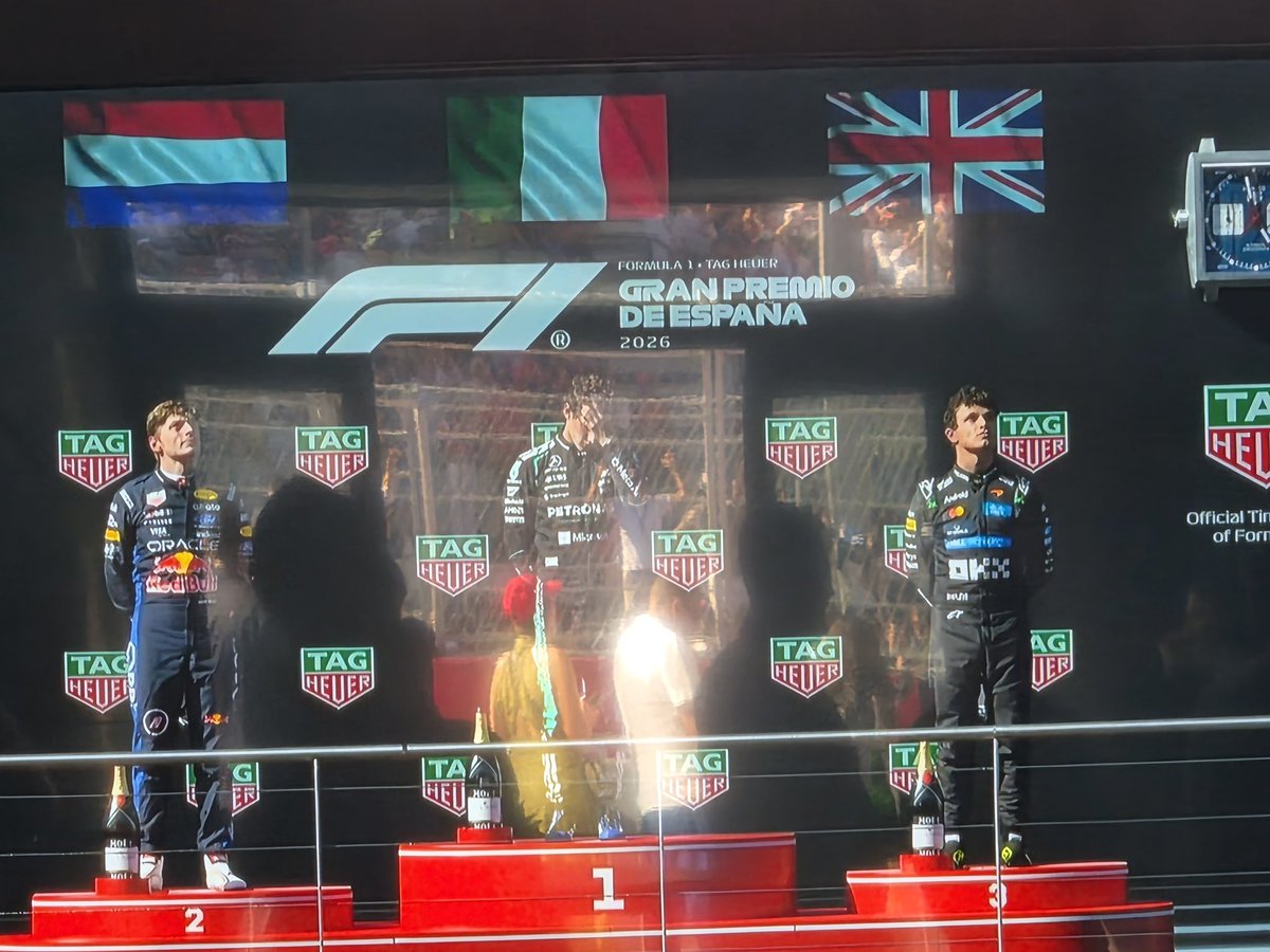 EN7ernally's tweet photo. #JAY 🌟💬

🐈‍⬛ it was such a happy day
🐈‍⬛ every race i went to, max hyungnim finished P2
🐈‍⬛ it’s a bit of a shame he didn’t get the win,
🐈‍⬛ but at this point, doesn’t that make me kind of a victory fairy? ㅋㅋㅋ
🐈‍⬛ he also finished P2 at singapore last year
🐈‍⬛ it’s me, LUCKY MAN

😭🤏🏻