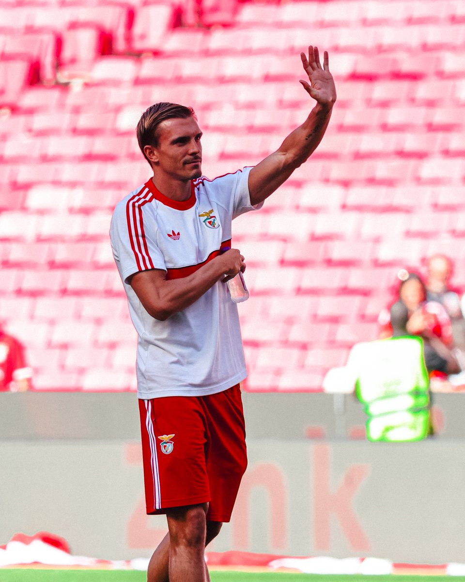 SLBenfica's tweet photo. 👋🤳 https://t.co/fnaWvlBwEG